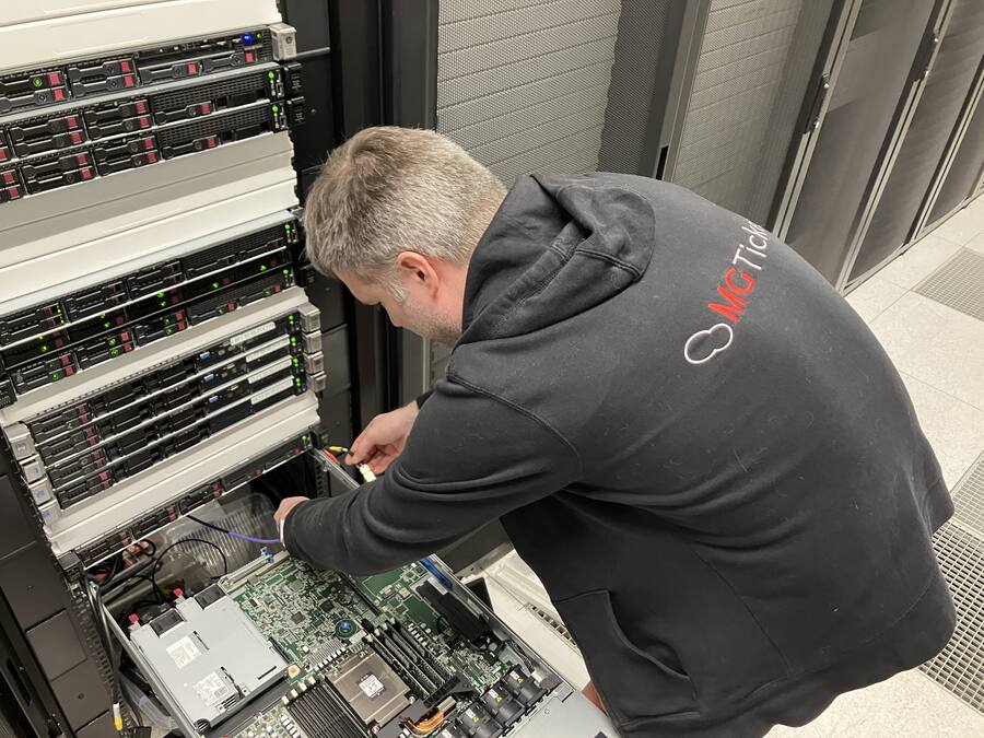 Onderhoud aan eigen servers in het datacenter in Amsterdam